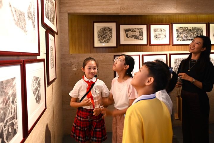 各民族一起来实现中华民族伟大复兴的中国梦--以习近平同志为核心的党中央推动铸牢中华民族共同体意识纪实