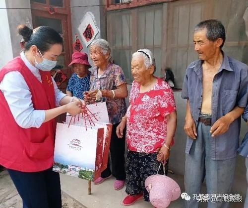 本报讯(       ) 6月24日下午孔繁森同志纪念馆的党员志愿者专程前往孔繁森同志的家乡——堂邑镇五里墩村开展“香飘万粽 端阳传情”志愿服务活动[详细]