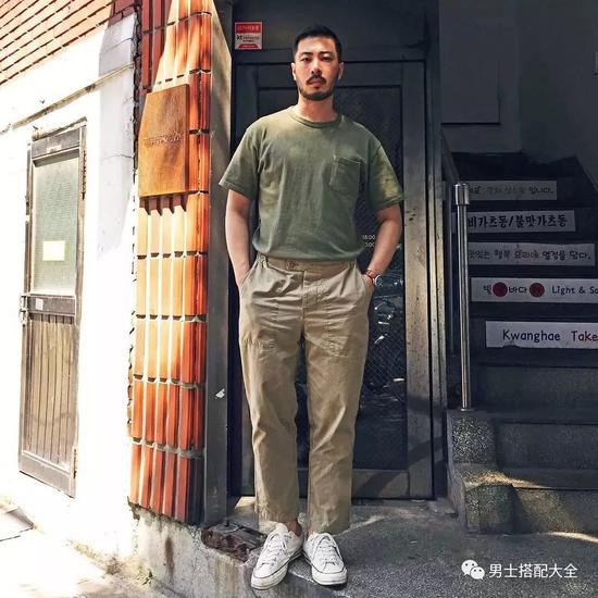 深色肌肤的穿搭指南 如何选择适合的服装