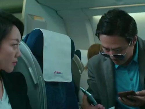 邓超飞机上“调戏”孙俪，这一幕看10遍都不过瘾，笑到肚子疼